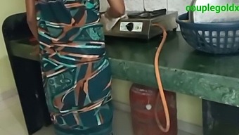 Abe Se Sienta En El Dormitorio: Un Video De Ella Masturbándose