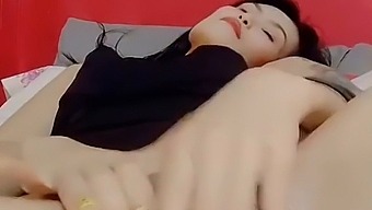 Foot Fetish Thai Babe Invites Bareback Sex