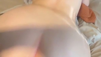 我感觉到我的阴道在跳动,因为我把我的伴侣的大阴茎放进我的身体里。