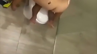 কালভিন পর্ন ভিডিওতে ভাইরাল হয়ে যায়।