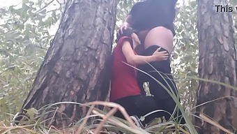 女同性恋女孩躲在雨中做爱以保持温暖
