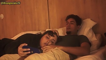继妹在电影之夜不小心吸了我的鸡巴