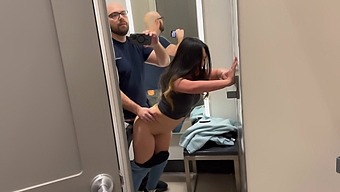 美丽的亚洲女孩在高清视频的target更衣室里变得淘气。