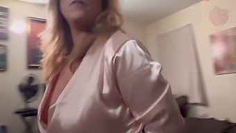 Meine Stiefmutter Ist So Heiß, Dass Ich Ihr Ein Eigenes Video Bestellt Habe.